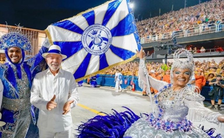 Lula no Carnaval, com escola que o homenageou | Foto: Ricardo Stuckert / PR