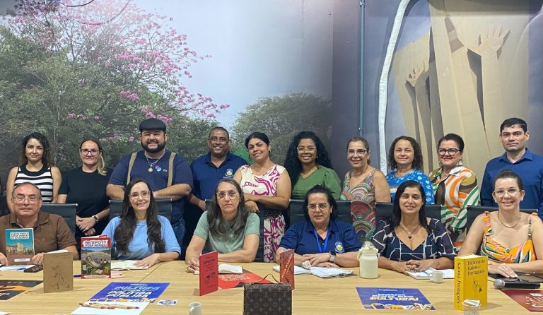 Secretário municipal de Educação, Nilson Francisco da Silva, com integrantes do grupo de trabalho do Plano Municipal do Livro e Leitura- Divulgação/ Assecom