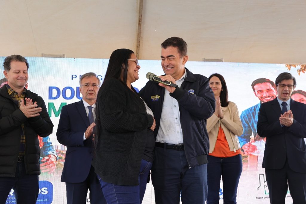 Prefeito Marçal Filho e autoridades entregaram documentações para dezenas de famílias na manhã desta quinta-feira em Dourados – Foto: A. Frota