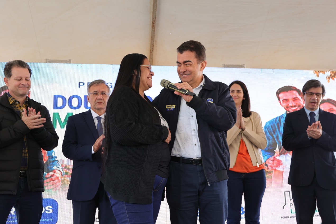 Prefeito Marçal Filho e autoridades entregaram documentações para dezenas de famílias na manhã desta quinta-feira em Dourados – Foto: A. Frota