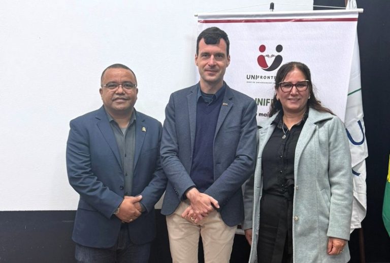 Presidente da Câmara, vereador Jelson Bernabé, Gustavo Servilha e secretária de Educação, Eliana Fernandes – Divulgação