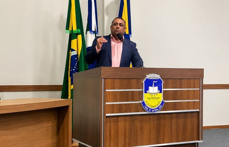 Secretário municipal de Educação, Nilson Francisco, destacou avanços durante abertura da audiência pública. Fotos – Nicolas Rocha/Câmara Municipal
