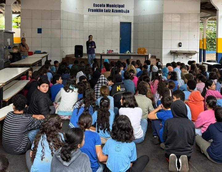 Crianças participando de atividades preventivas e educativas realizadas pelo CCZ na Escola Municipal Franklin Luiz Azambuja. Fotos: Divulgação/Assecom
