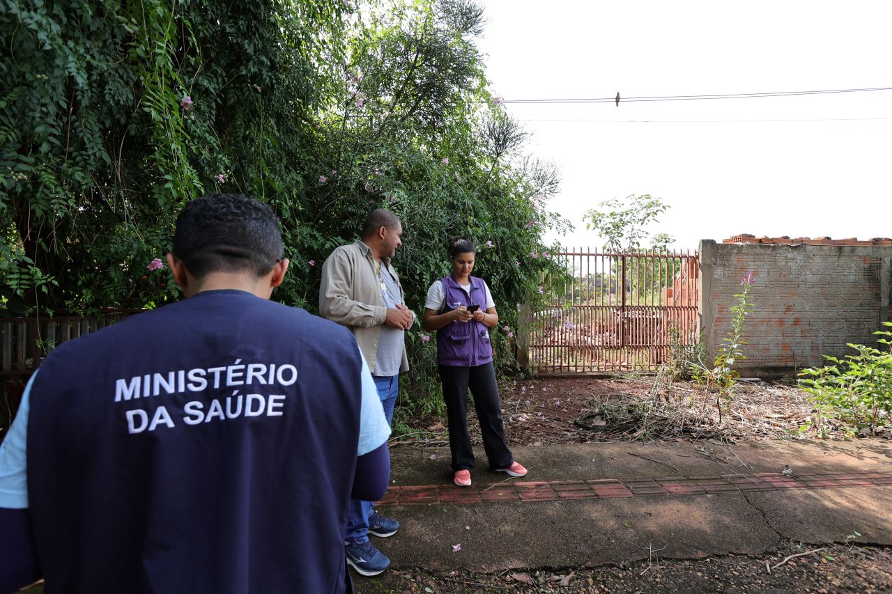 Agentes de combate às endemias de Dourados estão percorrendo os bairros em busca de focos do mosquito Aedes aegypti. Foto: A. Frota