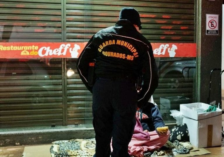 Guarda Municipal distribui cobertores para pessoas em situação de rua em Dourados- Foto: Divulgação/Assecom