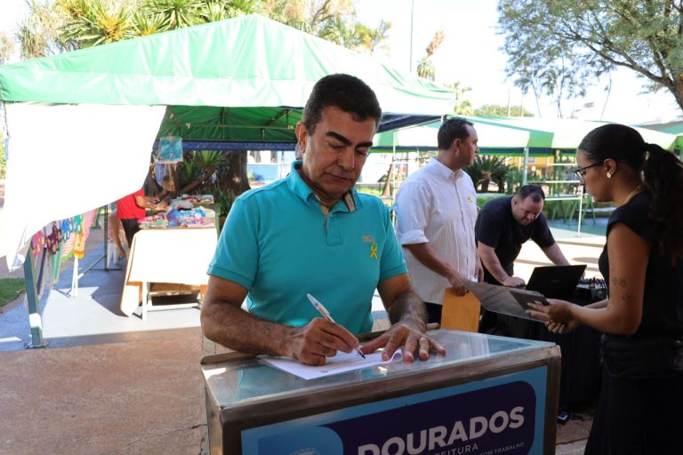 Prefeito Marçal Filho assinando o decreto que regulamenta a circulação de ciclomotores em vias públicas de Dourados. Fotos – A. Frota