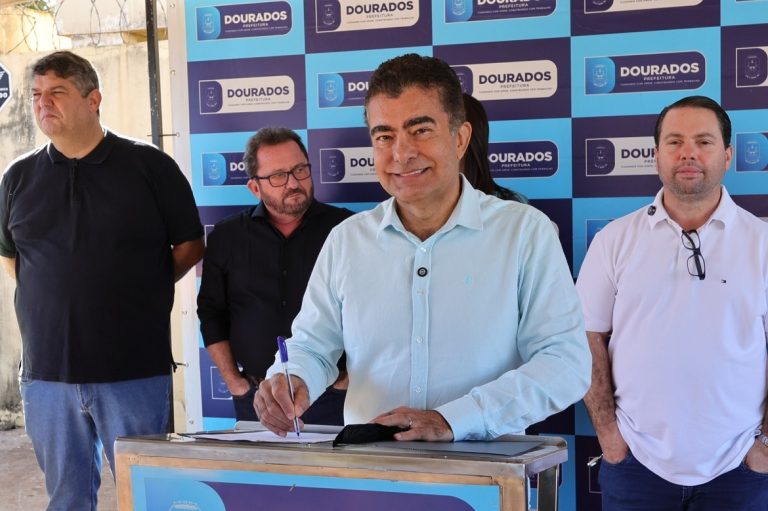 Prefeito Marçal Filho assinou ordem de serviço para início da reconstrução de malha asfáltica em ruas do BNH 4º Plano – Foto: A. Frota