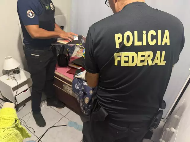 Policiais durante cumprimento de mandado em Campo Grande (Foto: Divulgação / PF)