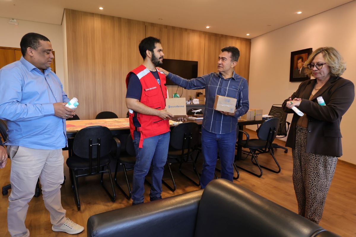 Coordenador municipal da Cruz Vermelha fez a entrega simbólica de 50 mil unidades de repelentes e protetores solares ao prefeito Marçal Filho. Fotos – A. Frota