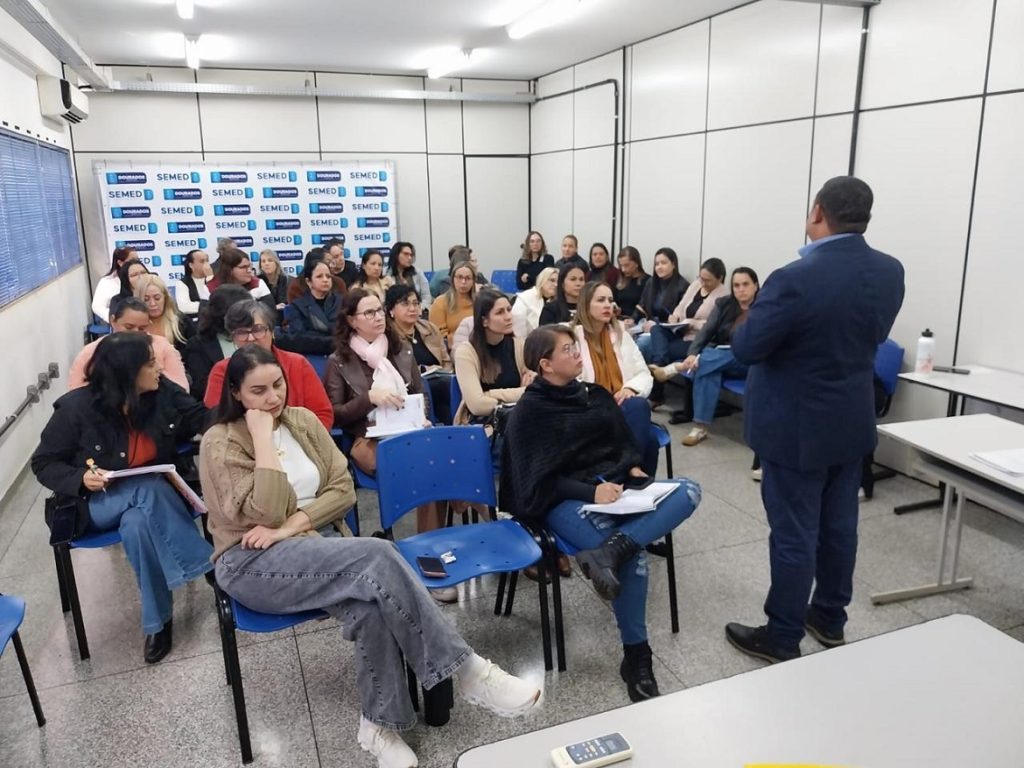 Secretário municipal de Educação, Nilson Francisco da Silva, reunido com gestores para ajustar o Censo Escolar 2026 – Foto: Divulgação/Assecom