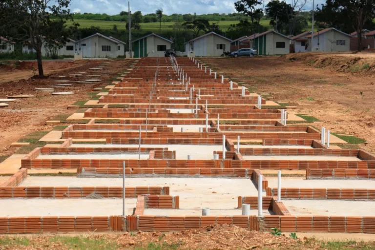 Contrato prevê a construção de 50 bases habitacionais no Loteamento Bela Vista, em Sonora. (Foto: Divulgação Agehab)