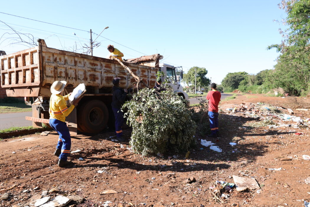 Mutirão da Secretaria Municipal de Serviços Urbanos ataca lixões clandestinos em diversos pontos de Dourados- Foto: A. Frota