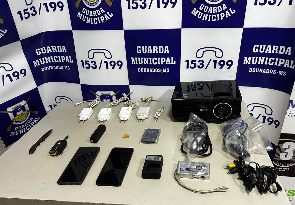 Parte dos equipamentos furtados da Central de Atendimento ao Cidadão recuperados pela Guarda Municipal. Foto: Divulgação/GMD