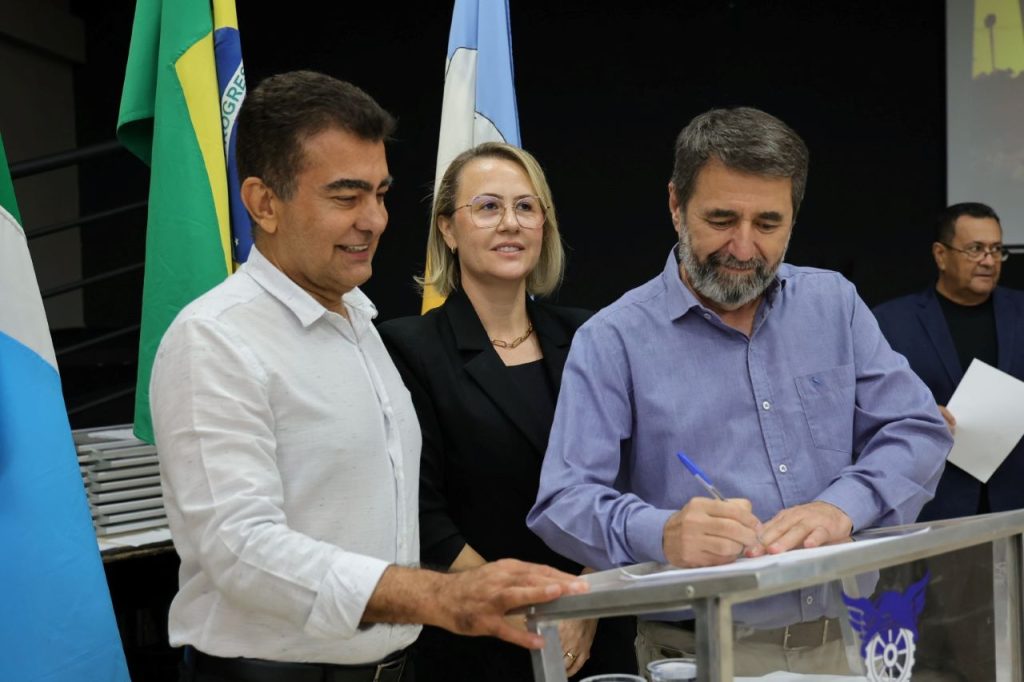 Prefeito Marçal Filho assinou o projeto da Lei da Liberdade Econômica, juntamente com a presidente da Câmara, Liandra Brambilla, e o presidente da Aced, Everaldo Leite. Fotos – A. Frota