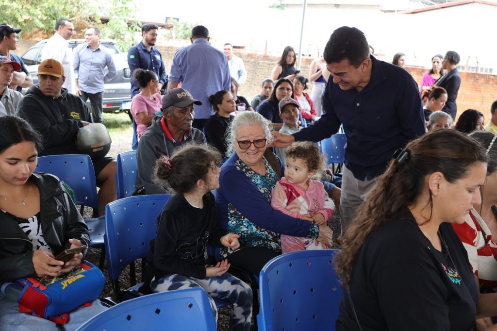 Prefeito Marçal Filho abraça moradora do Vida Nova Porã ao chegar para solenidade de entrega de títulos de propriedade – Foto: A. Frota