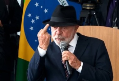 Presidente Lula mostrando o dedo do meio. (Foto: Reprodução/Redes Sociais).