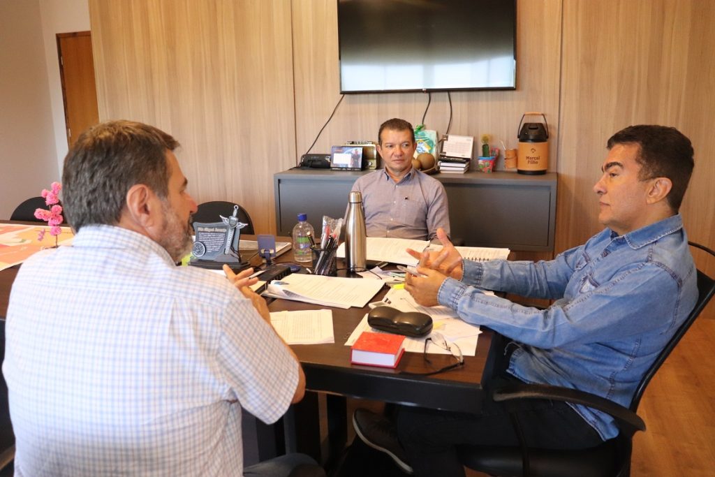 Prefeito Marçal Filho reunido com o presidente da Aced, Everaldo Leite, e o secretário de Desenvolvimento Econômico e Inovação, Antônio Freire – Foto: Gizele Almeida