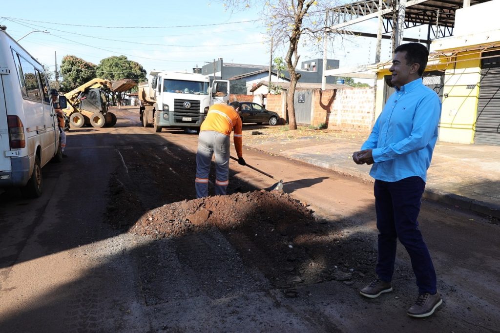 Prefeito Marçal Filho acompanhou os serviços que estão concentrados na via principal do bairro Canaã I – Foto: A. Frota