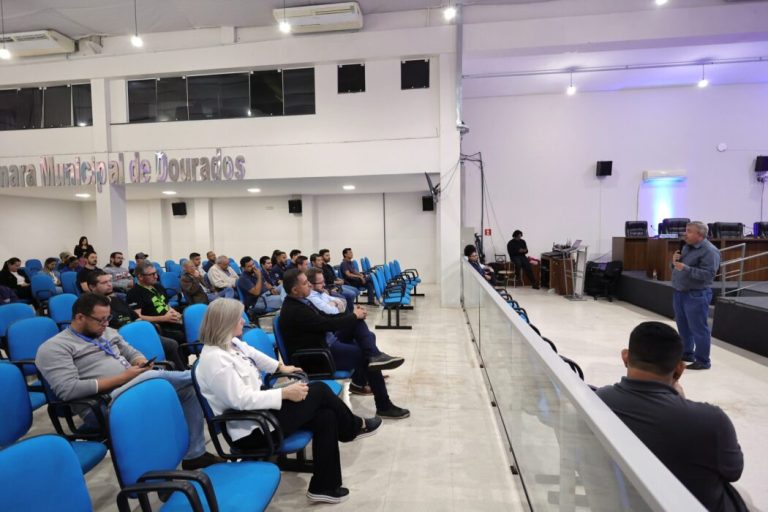 Encontro abordou normas e orientações para mais segurança e eliminação de fios irregulares na cidade- Fotos: A. Frota
