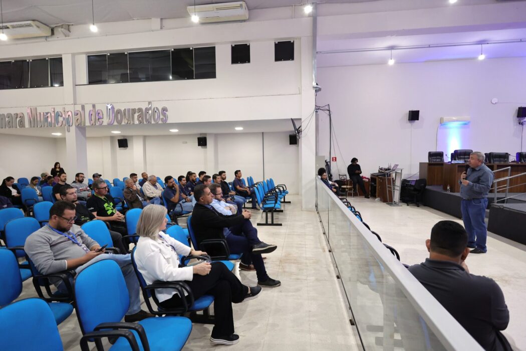 Encontro abordou normas e orientações para mais segurança e eliminação de fios irregulares na cidade- Fotos: A. Frota