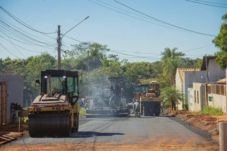 Pavimentação começou nesta sexta-feira (21) no Jardim Oliveira e deve alcançar 15 ruas do bairro. (Foto Divulgação/PrefCG)