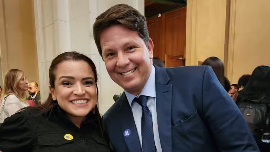 Produtora Karina Gama e deputado Mário Frias, alvos da operação ordenada por Flavio Dino - Foto: reprodução das redes sociais.