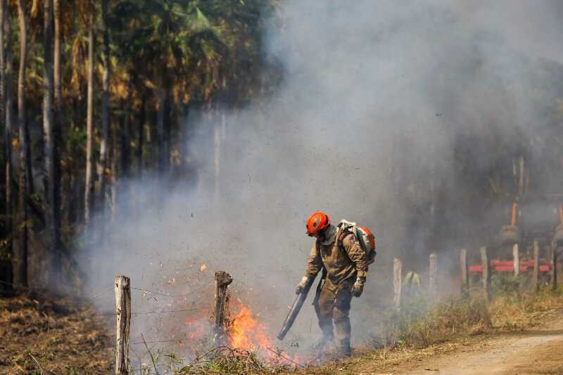 O Ministério Público de Mato Grosso do Sul (MPMS) abriu inquérito civil para investigar um incêndio que atingiu 798,56 hectares de vegetação nativa em Aquidauana. A área afetada abrange a Fazenda Carajá – Parte 7 e o Parque Estadual do Pantanal do Rio Negro. A investigação está sob responsabilidade da 1ª Promotoria de Justiça de Aquidauana e foi oficializada no Diário Oficial do MPMS desta quarta-feira (16). O procedimento tem como referência um informativo preliminar elaborado pelo Programa Pantanal em Alerta. A área atingida pelo fogo corresponde a aproximadamente 8 quilômetros quadrados. O documento divulgado pelo Ministério Público, no entanto, não informa quanto da vegetação queimada pertence à fazenda e quanto está dentro dos limites do parque estadual. Também não foram detalhadas, até o momento, a data exata nem a causa do incêndio. O inquérito tramita sob o número 06.2026.00000319-5, com os autos disponíveis para consulta na Promotoria de Justiça de Aquidauana e no sistema eletrônico do MPMS. O Parque Estadual do Pantanal do Rio Negro já enfrentou incêndios de grandes proporções nos últimos anos. Em setembro de 2023, por exemplo, um levantamento apontou que cerca de 571 hectares haviam sido queimados em apenas quatro dias. Na ocasião, bombeiros enfrentaram dificuldades causadas pelo acesso à região, calor intenso, ventos e seca, além de atuarem no resgate de animais atingidos pelo fogo.