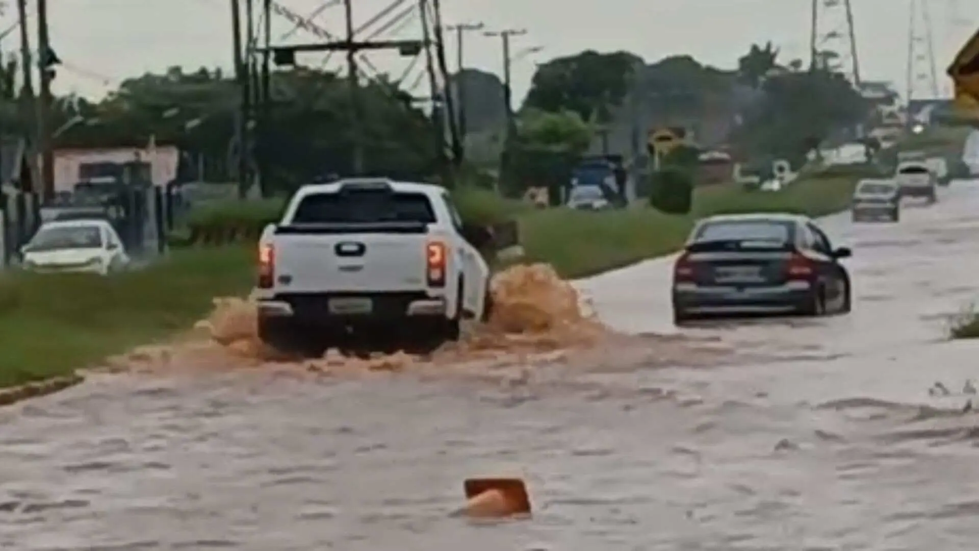 Chuva alagou uma das principais avenidas de Campo Grande. (Idaicy Solano, Midiamax)